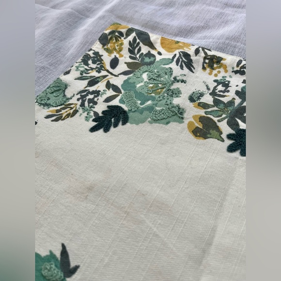 Set of 4 Nicole Miller home floral embroidered textured tablecloth placemats - Picture 3 of 8